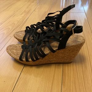 New rampage black strappy wedge sandals 9